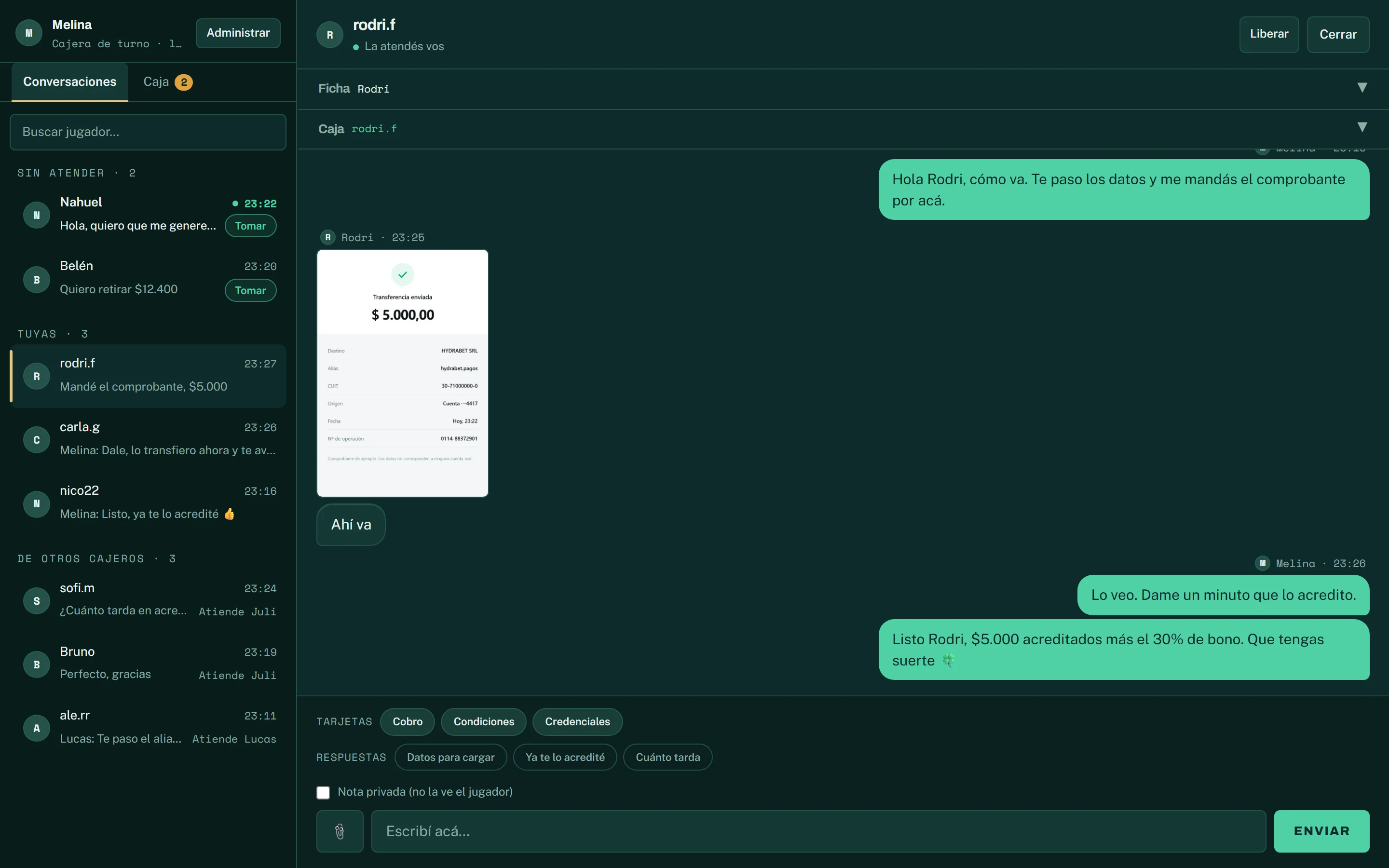 El panel del cajero: la lista de conversaciones a la izquierda y el chat abierto a la derecha, con la foto de una transferencia.
