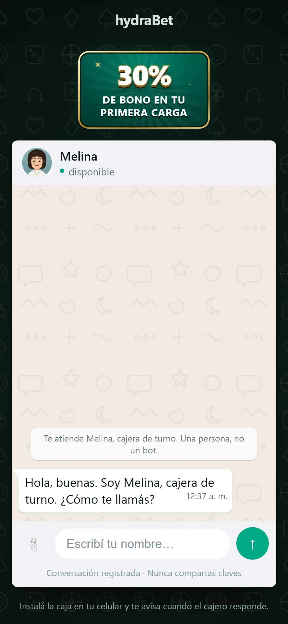 La página del casino en un teléfono, con la caja de chat abierta: el jugador pide cargar y la cajera le contesta.